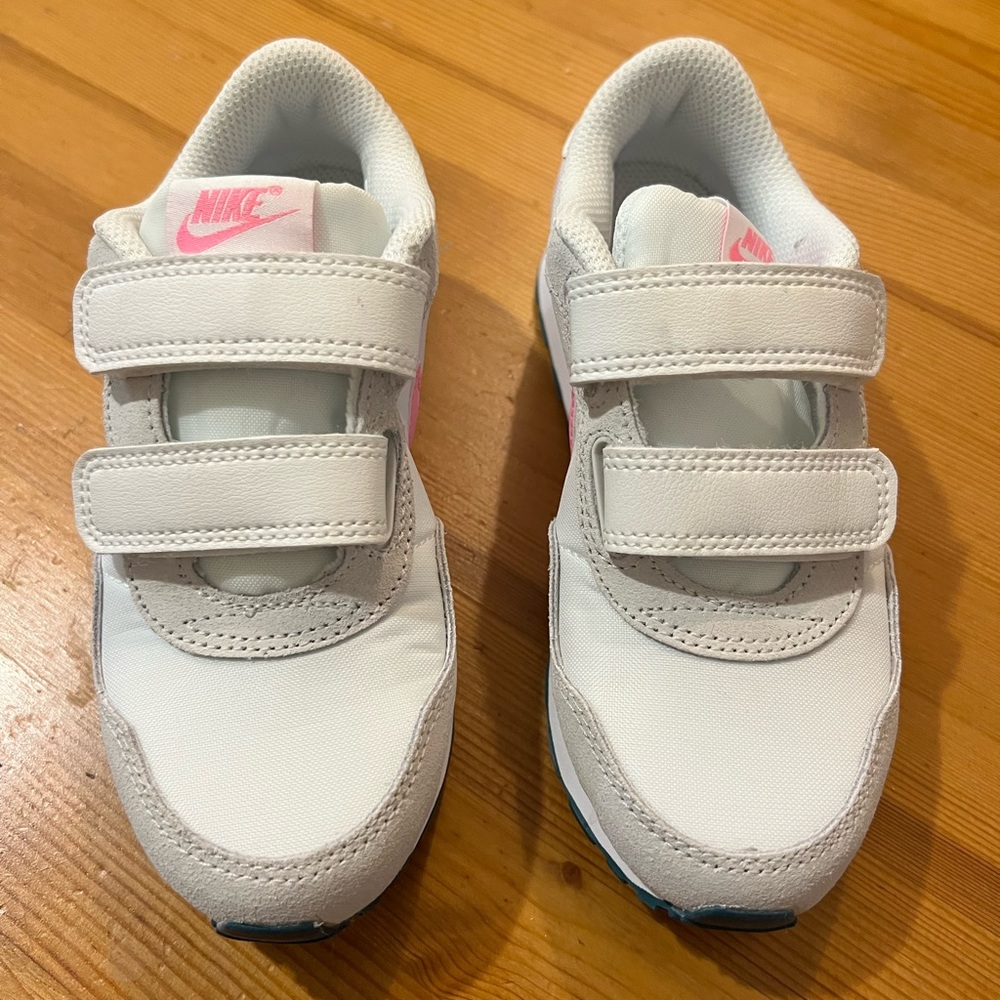 Nike girls toddler shoes. NEVER USED. little kids size 12c